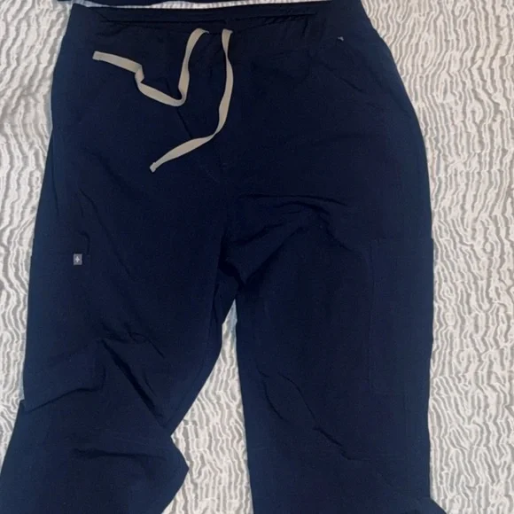 New FIGS men’s Axim Scrubs Pants Drawstring 7 pockets cargo Large Navy Blue - Picture 11 of 14